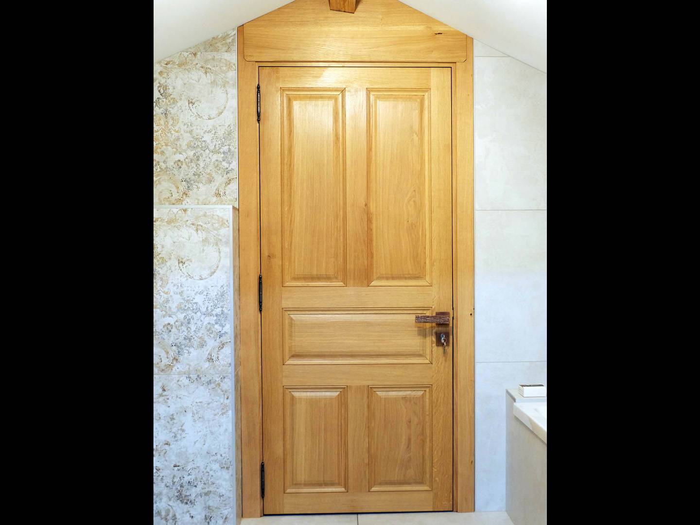 Portes intérieures en chêne. Fabriquées en cinq panneaux massifs, moulures originales, couvre joint adaptés à la rénovation de l'ouverture. Atelier de la baleine. 2025