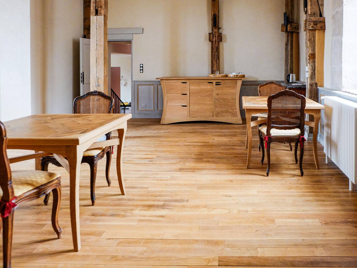 Restauration intérieure du château de la Bussière. Fabrication et/ou pose des plinthes, boiseries et habillages de finition. Toutes les boiseries ont été peintes. Atelier de la baleine. 2022