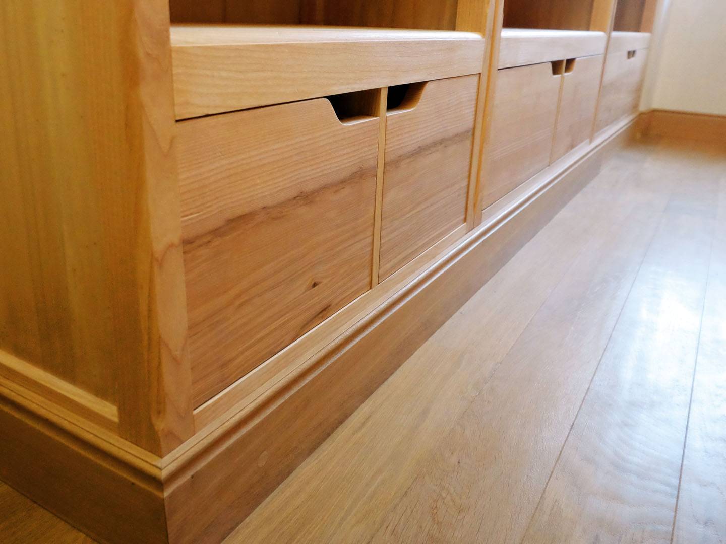 Fabrication d'un dressing sur mesure adapté à une pièce. Ensemble de meubles en frêne et en remplissage de contre plaqué peuplier. Vue de tiroir. Atelier de la baleine. 2024
