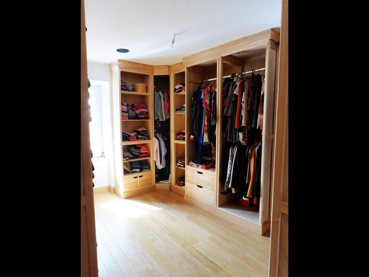 Fabrication d'un dressing sur mesure adapté à une pièce. Ensemble de meubles en frêne et en remplissage de contre plaqué peuplier. Penderies et étagères. Atelier de la baleine. 2024