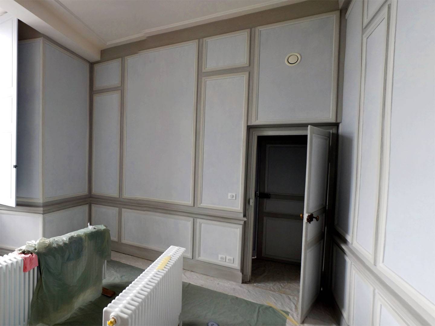 Restauration intérieure d'un château. Pose des plinthes, cimaises et reproduction des boiseries d'origine. Vue après finitions des peintres. Atelier de la baleine. 2022