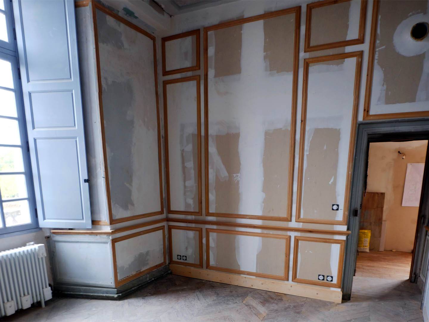 Restauration intérieure d'un château. Pose des plinthes, cimaises et reproduction des boiseries d'origine. Vue en cours de chantier. Atelier de la baleine. 2022