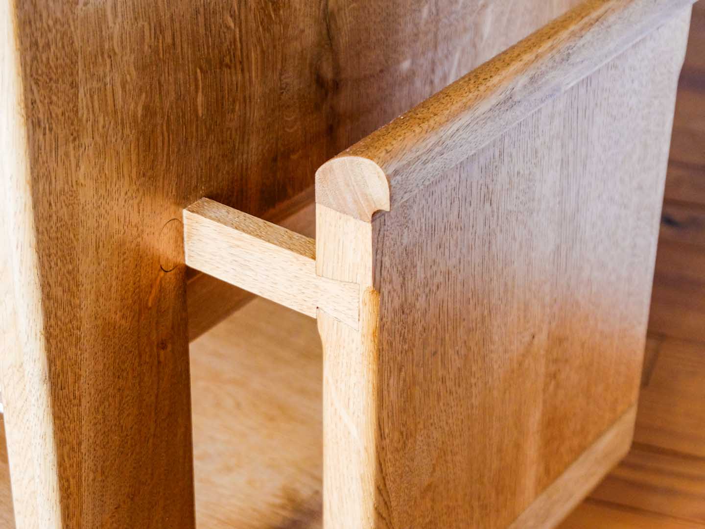 Table de chevet contemporaine. Les plateaux de cette table de chevet sont en chêne et les angles d'assemblage sont faits de noyer. Moulure simple et contemporaine. Design épuré. Atelier de la baleine. 2021