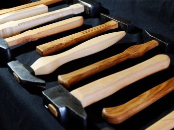 Série des "marteaux de salon". Tête de marteau restaurée et ornementation gravée, sculptée sur les manches. Essence divers : frêne, acacia, chêne. Atelier de la baleine. 2026