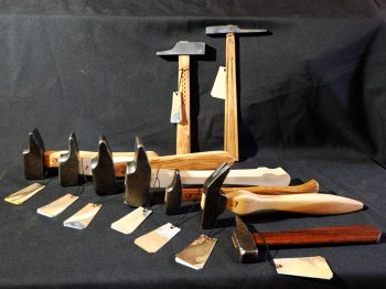 Série des "marteaux de salon". Tête de marteau restaurée et ornementation gravée, sculptée sur les manches. Essence divers : frêne, acacia, chêne. Atelier de la baleine. 2026