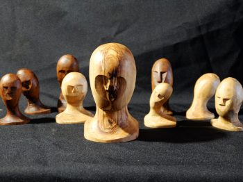 Petites sculptures totémiques. Essences : olivier, peuplier et noyer. Atelier de la baleine. 2026