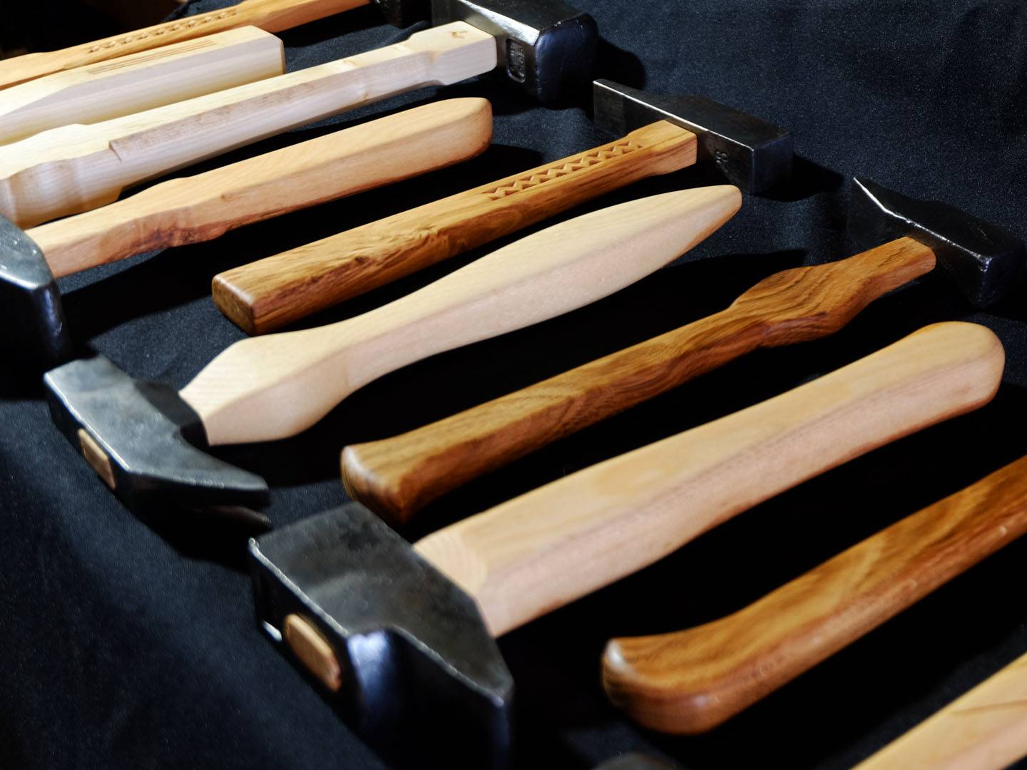 Série des "marteaux de salon". Tête de marteau restaurée et ornementation gravée, sculptée sur les manches. Essence divers : frêne, acacia, chêne. Atelier de la baleine. 2026