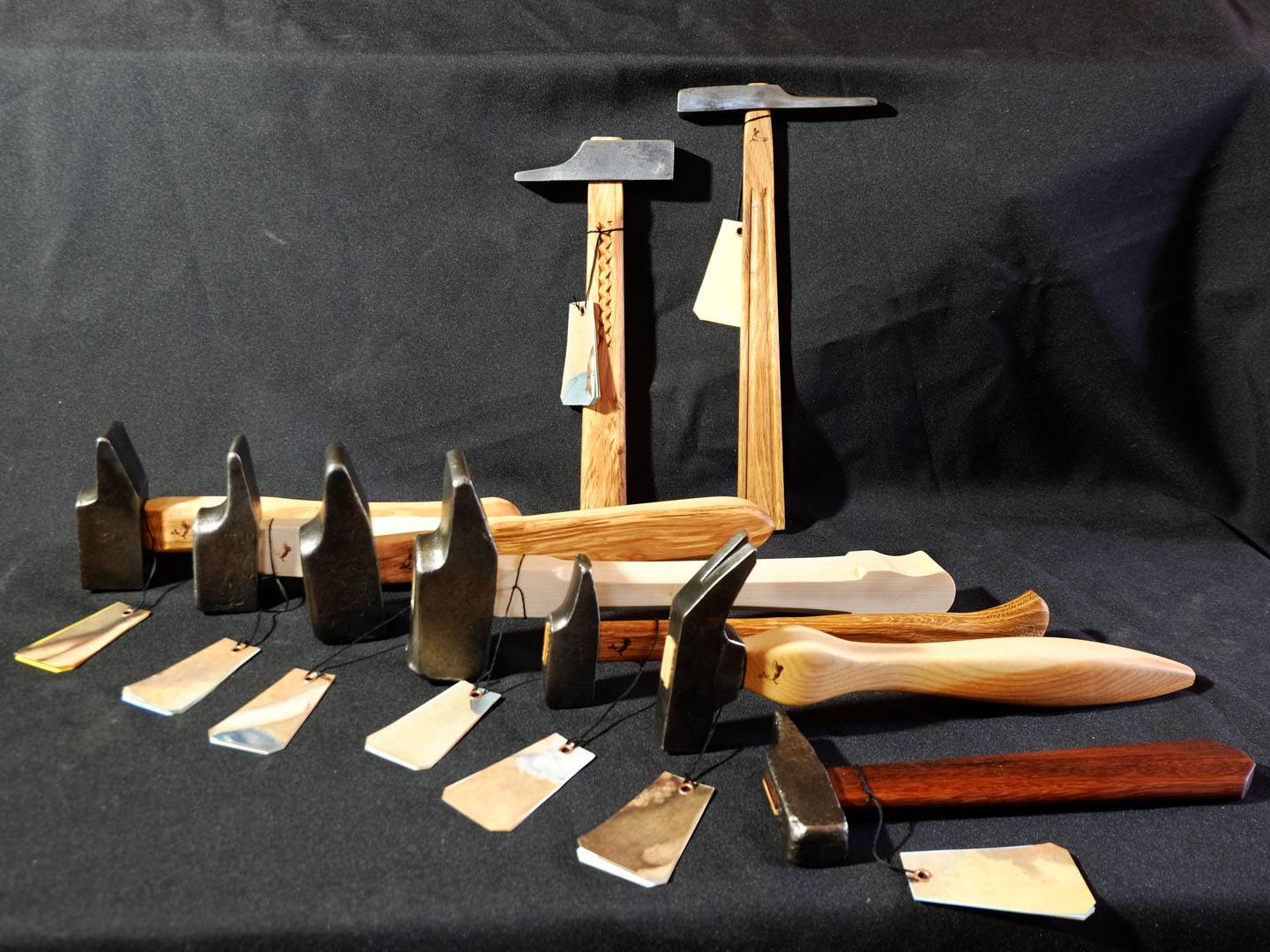 Série des "marteaux de salon". Tête de marteau restaurée et ornementation gravée, sculptée sur les manches. Essence divers : frêne, acacia, chêne. Atelier de la baleine. 2026