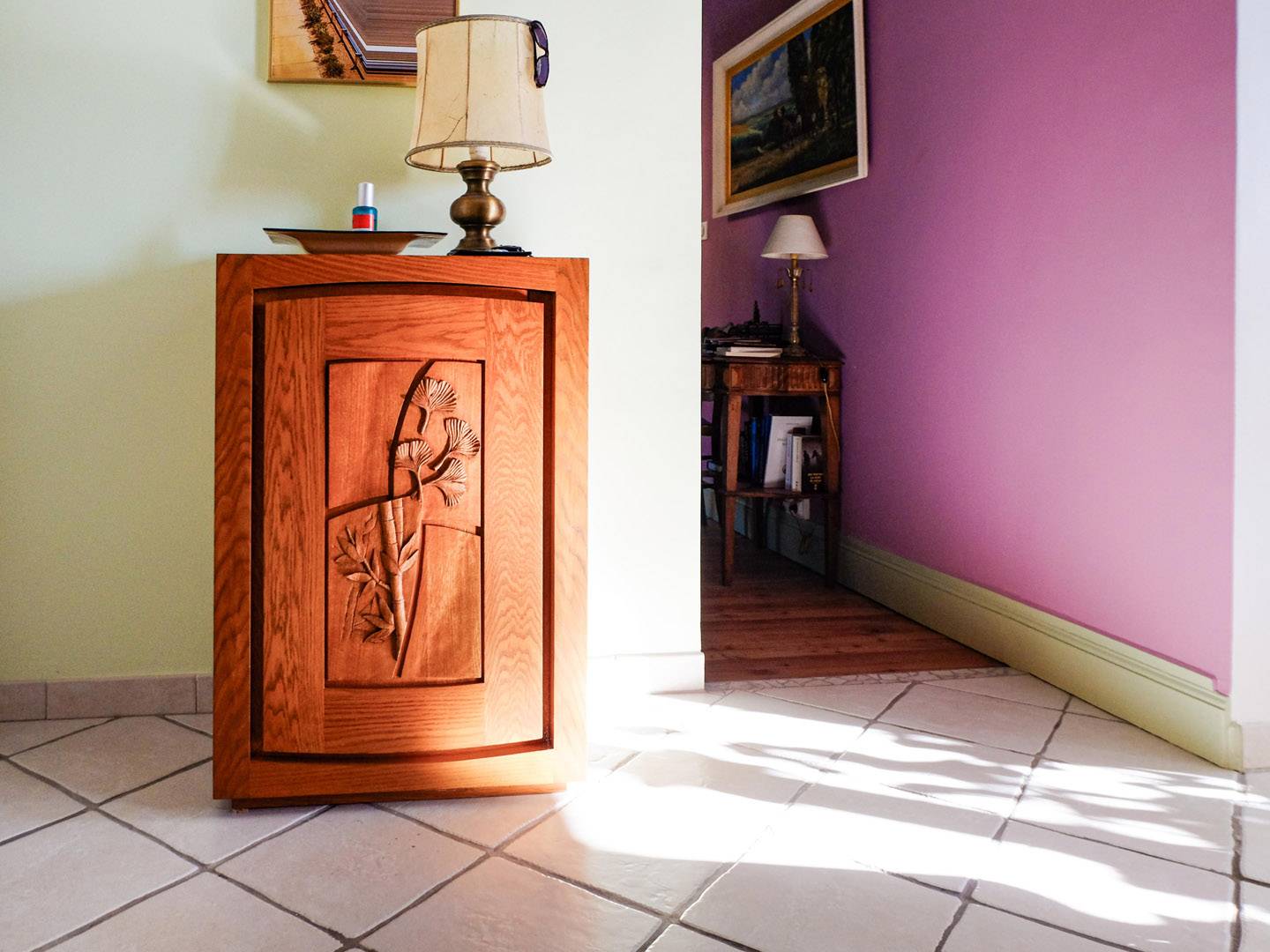 Confiturier contemporain. Ce meuble comporte un tiroir intérieur, un secret, et une porte sculptée d'un bas relief : bambou et feuille de guincobiloba. Réalisation faite en chêne teinté et ciré. Meuble d'étude. Atelier de la baleine. 2019