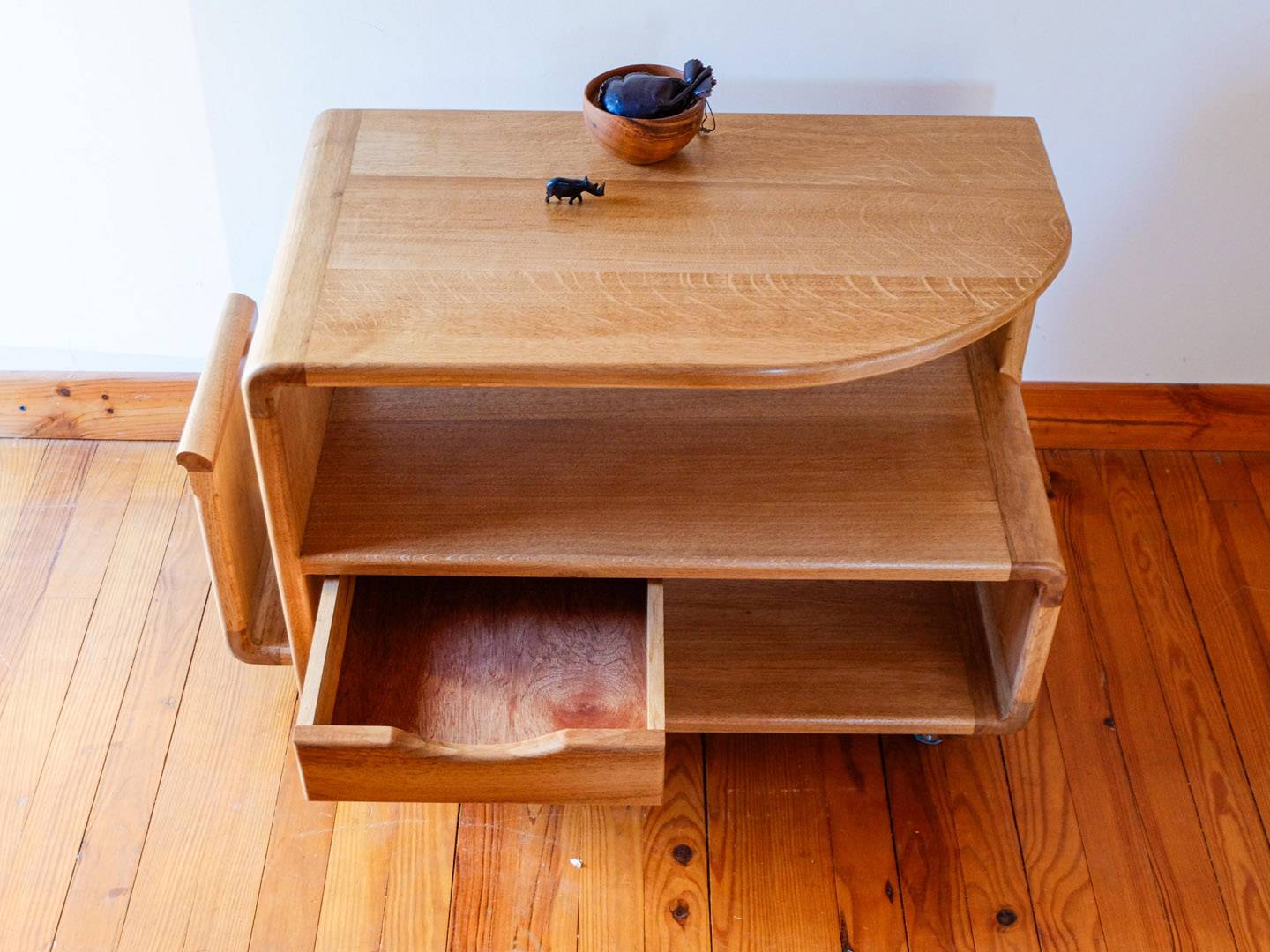 Table de chevet contemporaine. Les plateaux de cette table de chevet sont en chêne et les angles d'assemblage sont faits de noyer. Tiroir. Design épuré. Atelier de la baleine. 2021