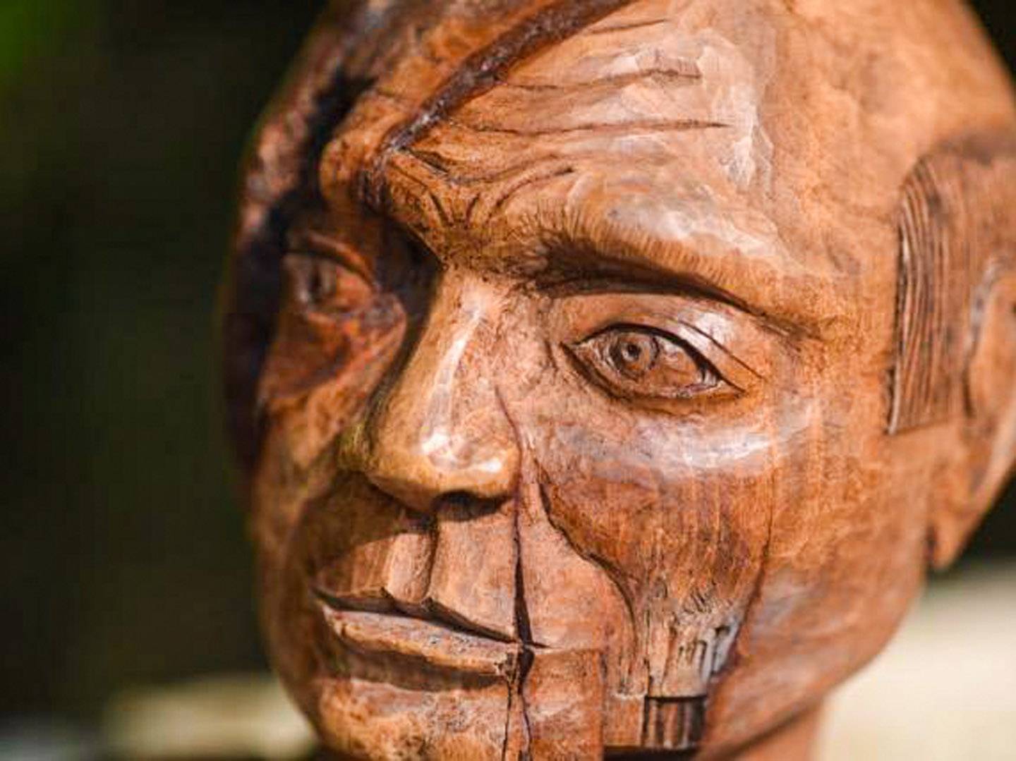 Portrait imaginaire sculpté dans une souche de tilleul. Atelier de la baleine. 2020