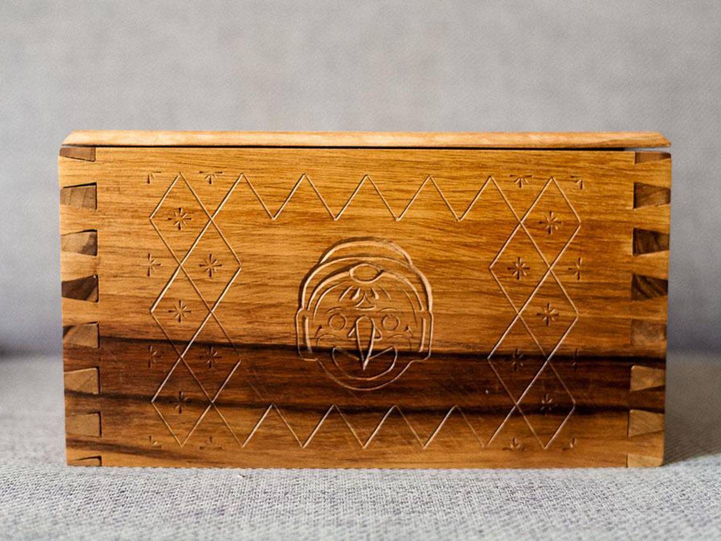 Petit coffre en noyer pour objets précieux. Les quatre faces et le plateau sont gravés. Visage joie. Gravure au couteau. Assemblage en queue d'aronde. Atelier de la baleine. 2018
