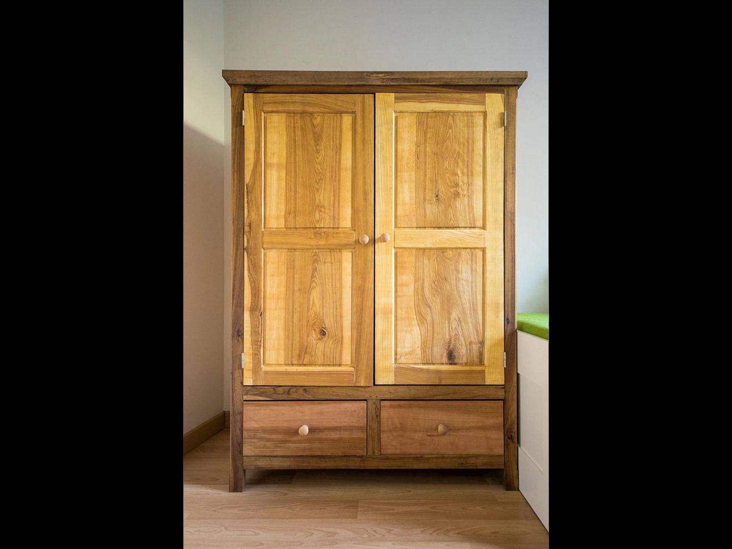 Armoire. Meuble fabriqué avec trois essences différentes : frêne olivier pour les portes ; hêtre pour les tiroirs ; noyer pour la structure. Atelier de la baleine. 2019