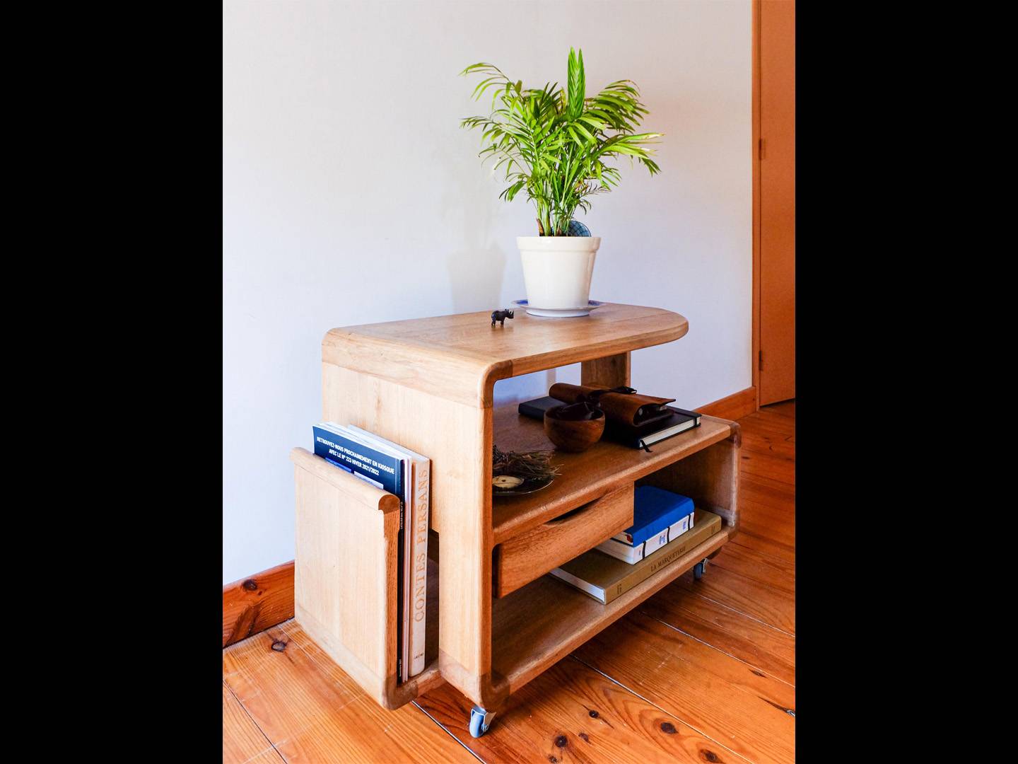 Table de chevet contemporaine. Les plateaux de cette table de chevet sont en chêne et les angles d'assemblage sont faits de noyer. Moulure simple et contemporaine. Sur roulettes silencieuses. Design épuré. Atelier de la baleine. 2021