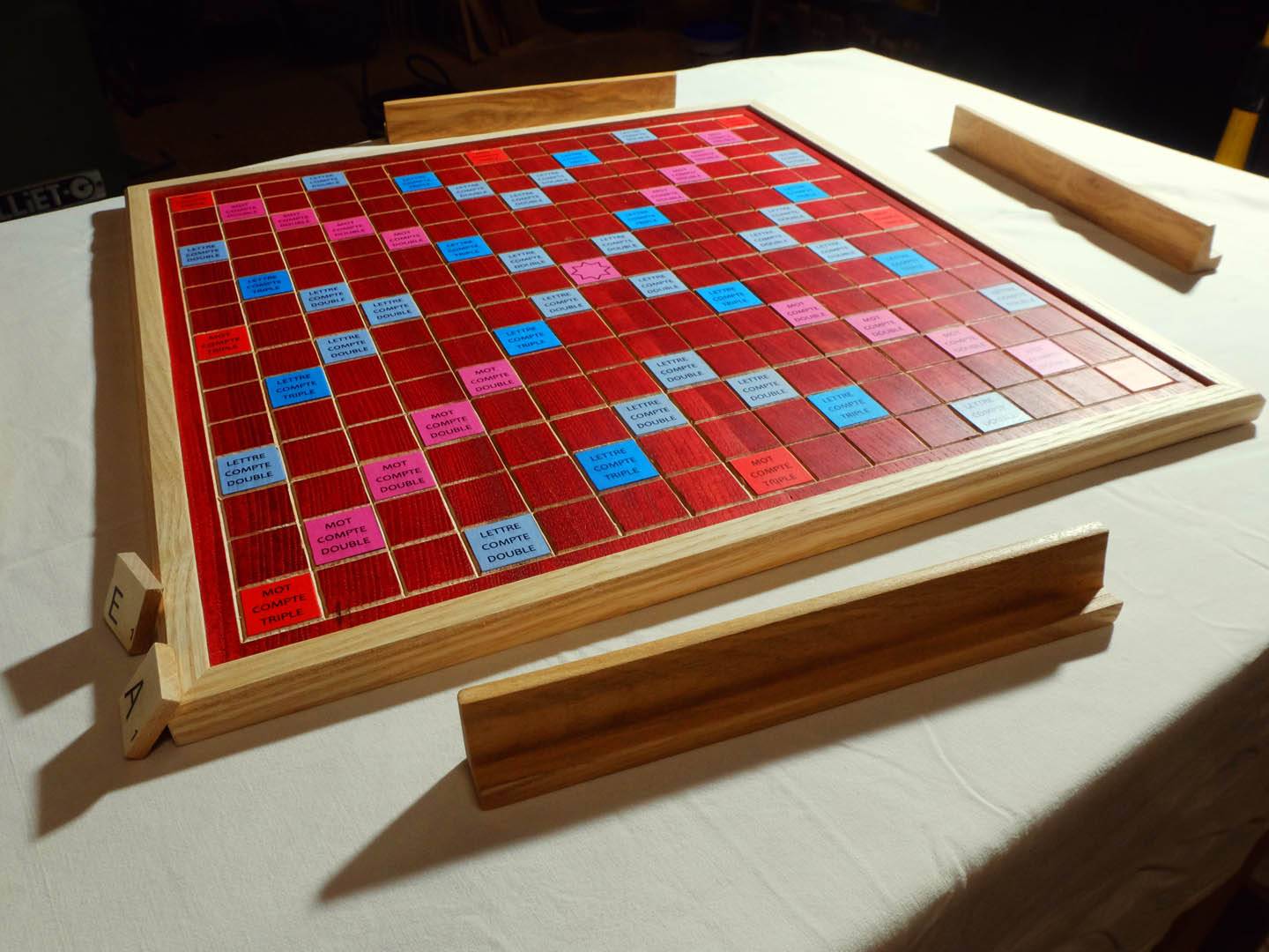 Création d'un jeux de scrabble géant. Plateau en frêne teinté, case imprimée et collées, ciselure au couteau. Atelier de la baleine. 2024