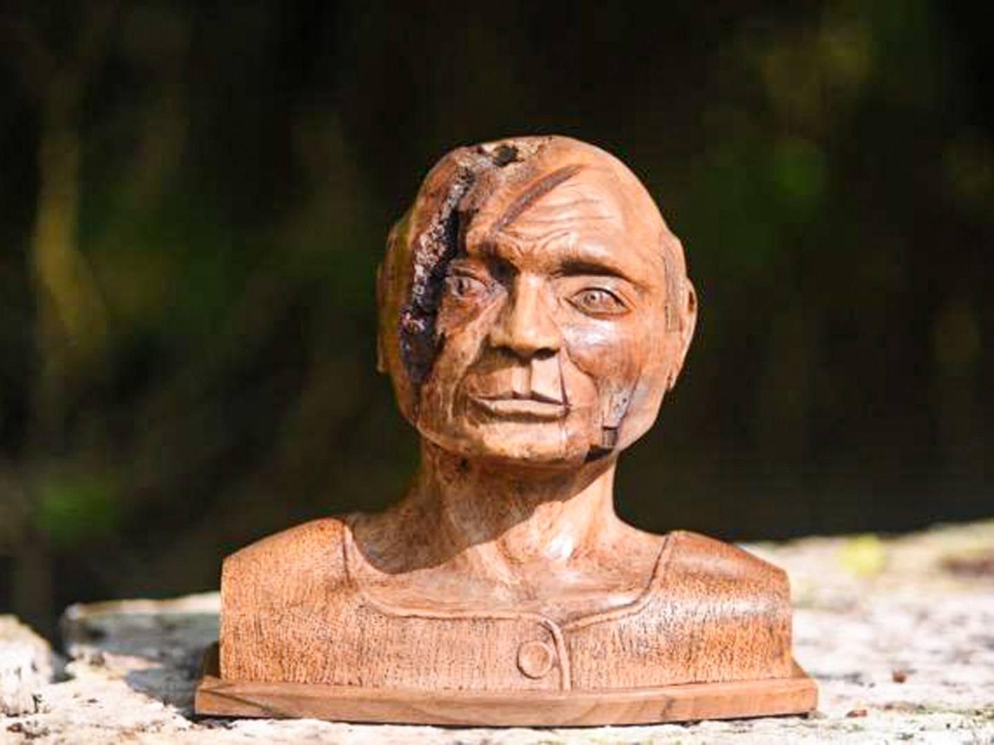 Portrait imaginaire sculpté dans une souche de tilleul. Atelier de la baleine. 2020