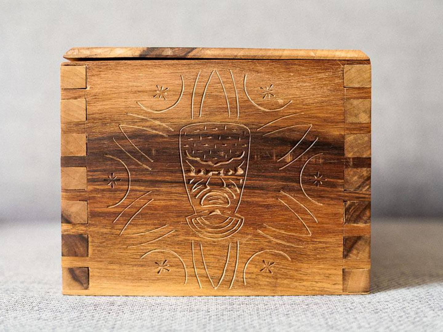 Petit coffre en noyer pour objets précieux. Les quatre faces et le plateau sont gravés. Visage peur. Gravure au couteau. Assemblage en queue d'aronde. Atelier de la baleine. 2018