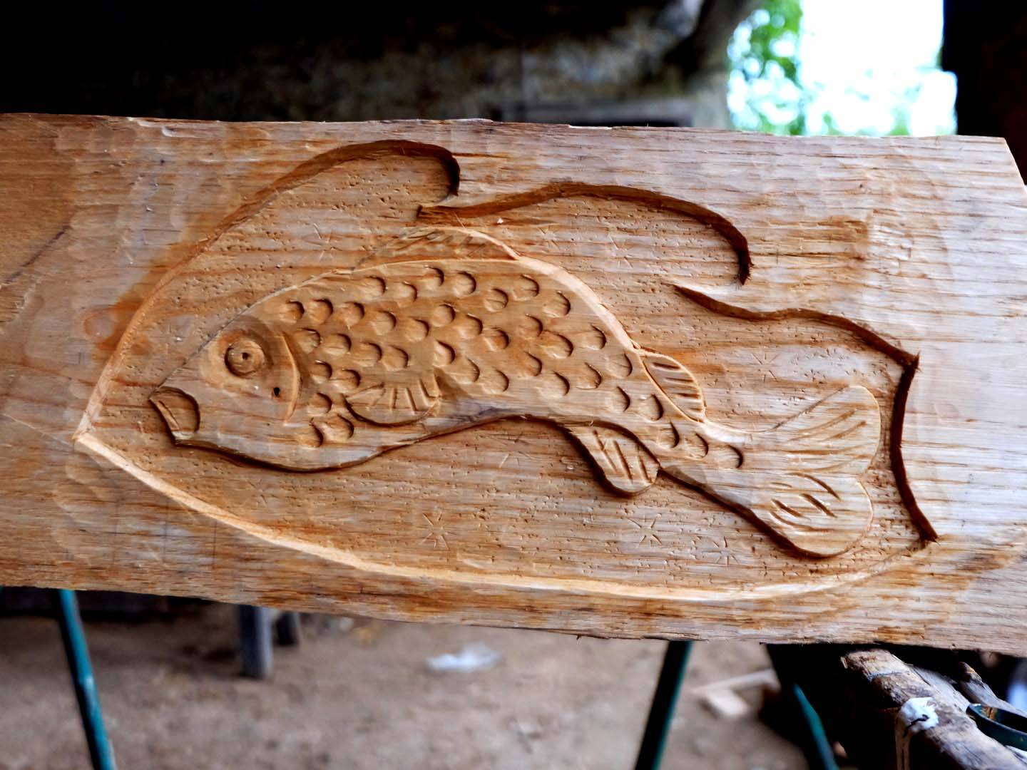 Sculpture en bas relief sur une pièce de charpente traditionnelle en châtaignier. Le poisson. Atelier de la baleine. 2023