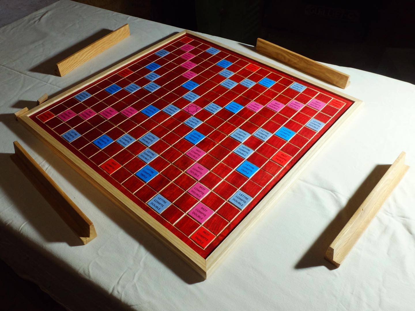 Création d'un jeux de scrabble géant. Plateau en frêne teinté, case imprimée et collées, ciselure au couteau. Atelier de la baleine. 2024