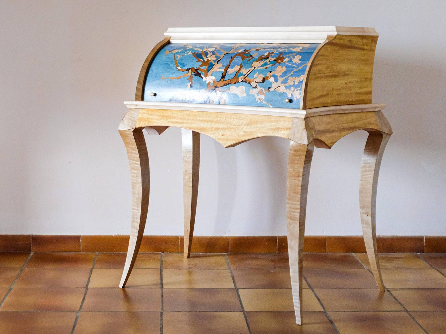Bureau cylindre contemporain. Ce meuble aux pieds galbés est entièrement plaqué. Le cylindre et le plateau portent une marqueterie dont l'inspiration vient des "amandiers en fleur" de Van Gogh. Meuble d'étude. Atelier de la baleine. 2020