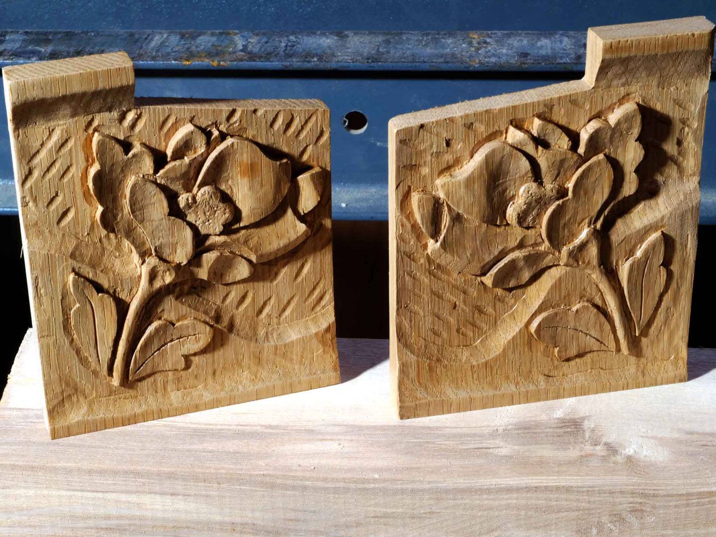 Ornementation florale destinée à interrompre des plinthes. Essence : chêne. Atelier de la baleine. 2025.