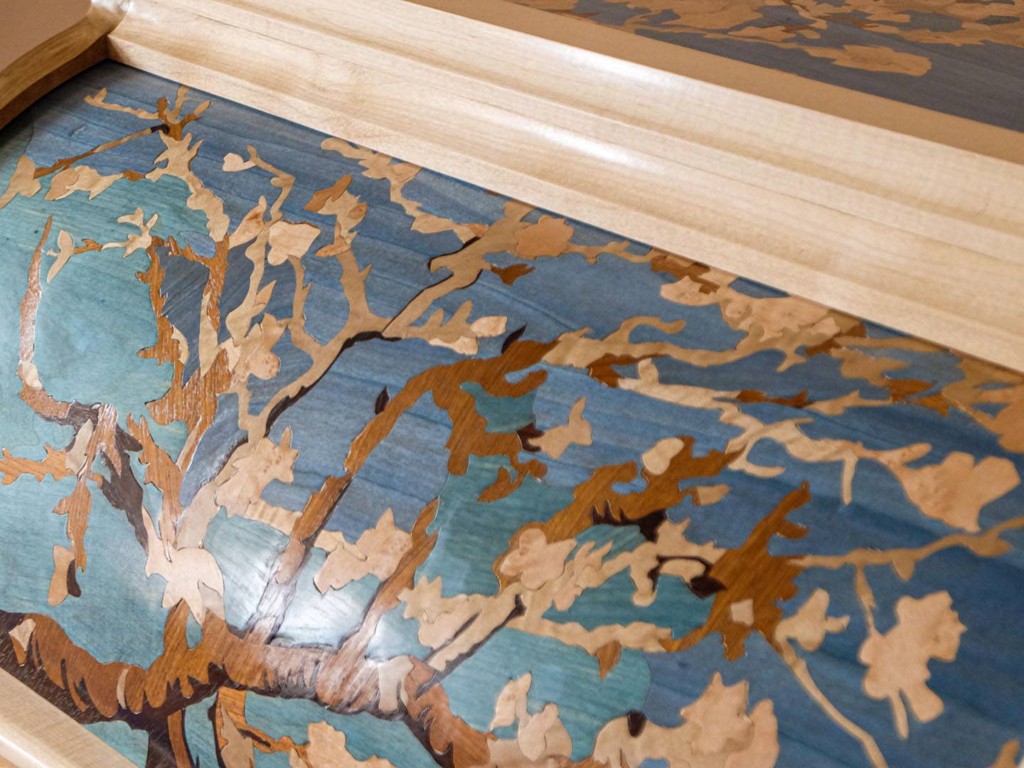 Bureau cylindre contemporain. Vue de la marqueterie inspirée des "amandiers en fleur" de Van Gogh. Atelier de la baleine. 2020