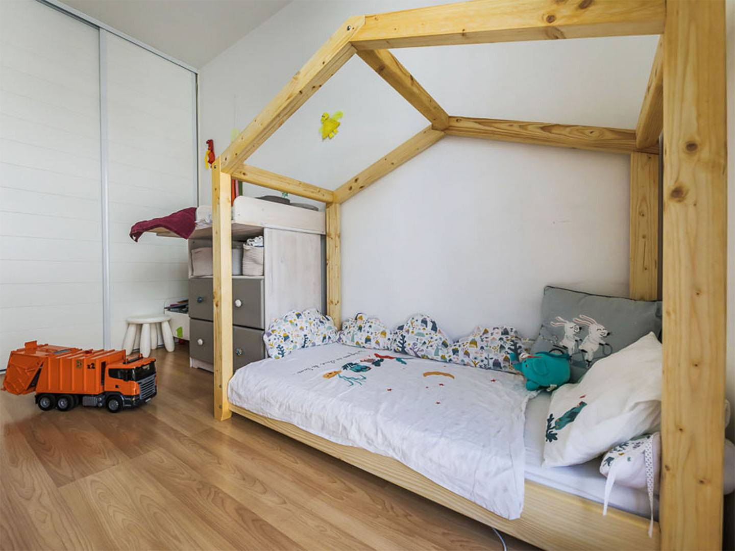 Lit cabane pour enfant. Entièrement démontable. En pin. Atelier de la baleine. 2019