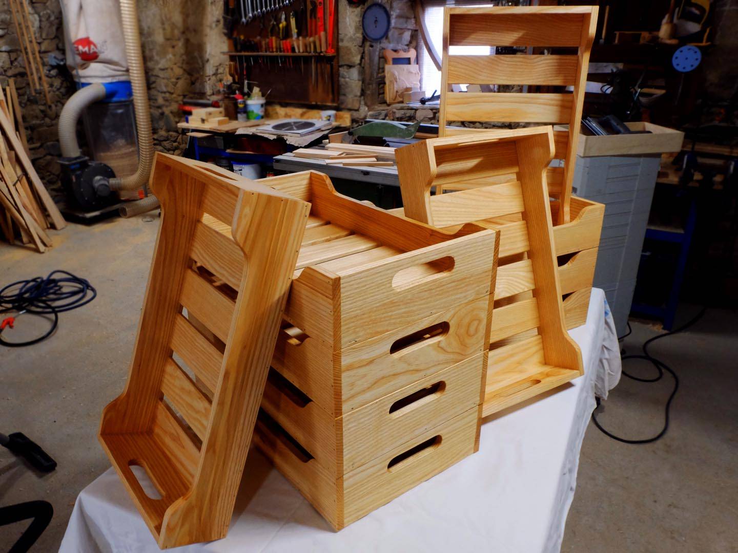Fabrication de caissettes de présentation pour la vente de fromages sur les marchés de producteurs. Caissettes en frêne. Atelier de la baleine. 2024